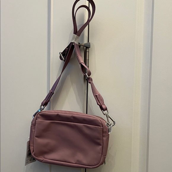 Lululemon Rose Blush Everywhere Crossbody Bag with Metal Hardware - Picture 3 of 5